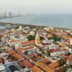 Vakantie Colombia: luchtfoto van Cartagena met de koloniale oude stad en Caribische kust