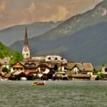 Vakantie Oostenrijk: het iconische dorp Hallstatt aan het meer met de Alpen op de achtergrond
