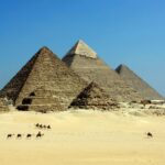 Piramides van Gizeh in Egypte met blauwe lucht