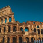 Toscaanse heuvels met cipressen en wijngaarden in Italie