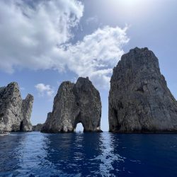 All inclusive vakantie Capri – uitzicht op de Faraglioni-rotsen voor de kust van het Italiaanse eiland